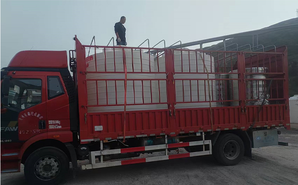 积石山立式运输桶安排发货现场