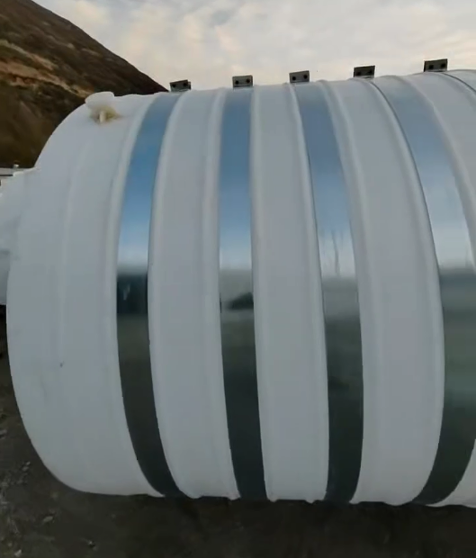 圆形积石山塑料桶批量交付案例：结构稳定，适配多行业液体储运需求